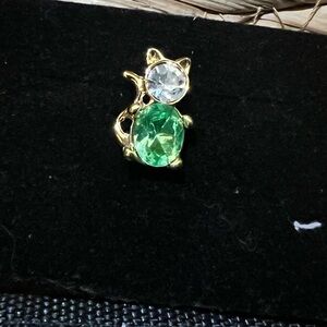 Vintage 1999 Avon August Peridot Birthstone Cat
Pin